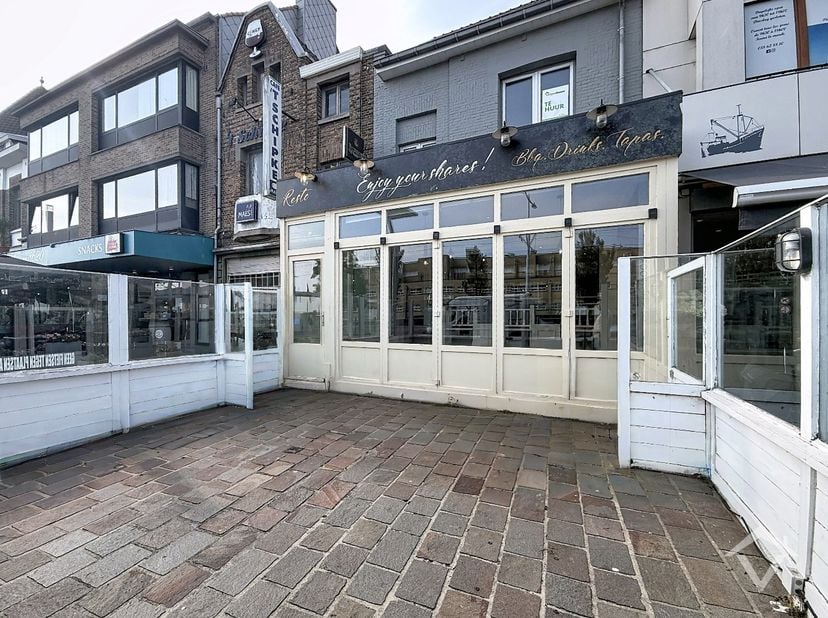 Dit horecapand is gelegen op de Kaai van Nieuwpoort Stad en bestaat uit: buitenterras - overdekt terras - de eigenlijke verbruikerszaal - lange bar -