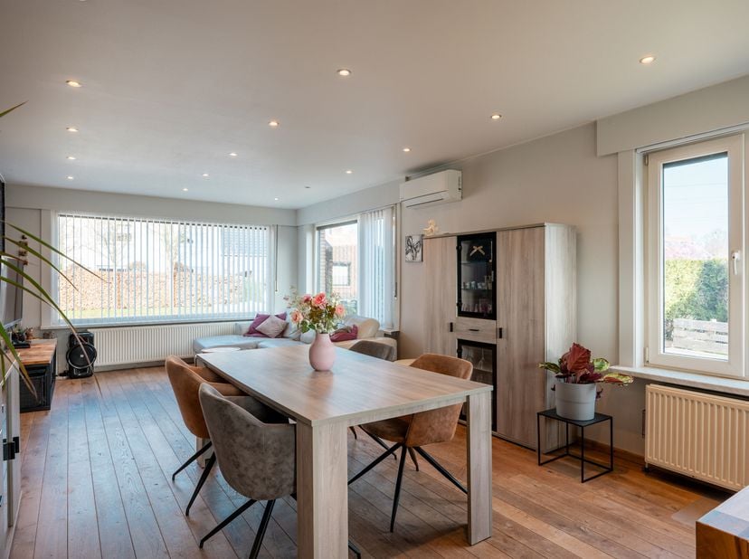 Deze leuke woning is rustig gelegen, doch strategisch gelegen nabij tal van invalswegen naar de omliggende gemeenten.<br />
<br />
De woning is zuid g
