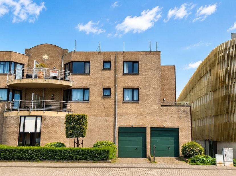 Ontdek dit uitzonderlijk ruim appartement van maar liefst 149 m², ideaal gelegen in het hart van Middelkerke (Westende). Dankzij de combinatie van roy