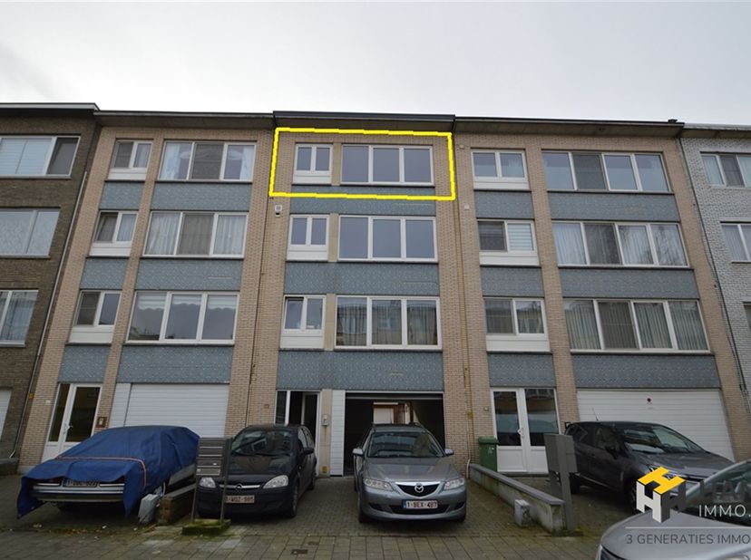 Ruim lichtrijk appartement met 2 slaapkamers en garagebox op centrale ligging. Gerenoveerd in 2019 met nieuwe keuken. Indeling: Inkom 8m² op vinyl, le