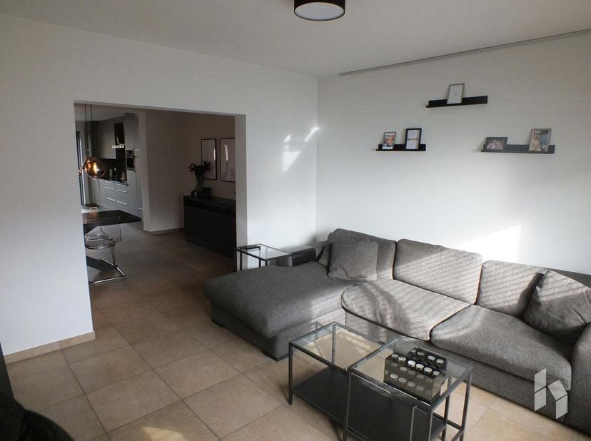 Woning met 2 slaapkamers, een ruim terras en carport in Lommel!<br />
BIJZONDERHEDEN:<br />
- Ruime en lichte leefkeuken;<br />
- carport aanwezig;<br