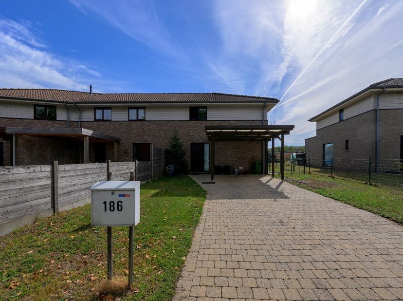 Gelegen op enkele minuten van het centrum van Evergem, bieden wij u in de "Patrijzenstraat 186" deze praktische gezinswoning aan. De woning is rustig