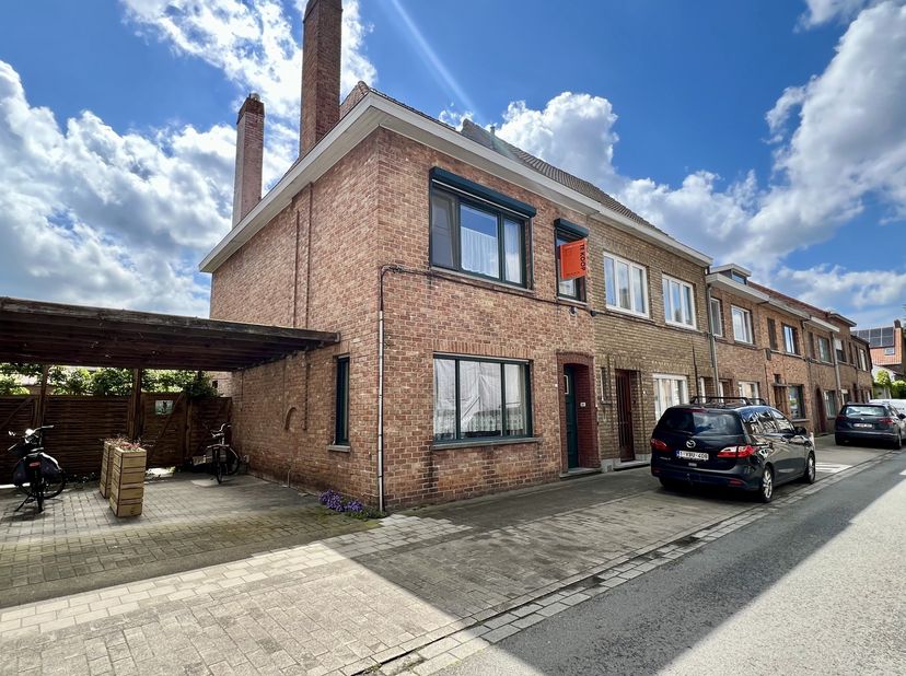 Deze woning met bijgebouw is gelegen in een rustige straat op centrale ligging.<br />
Z’n mobiscore van 8,8/10 dankt de woning aan de nabijheid van sc