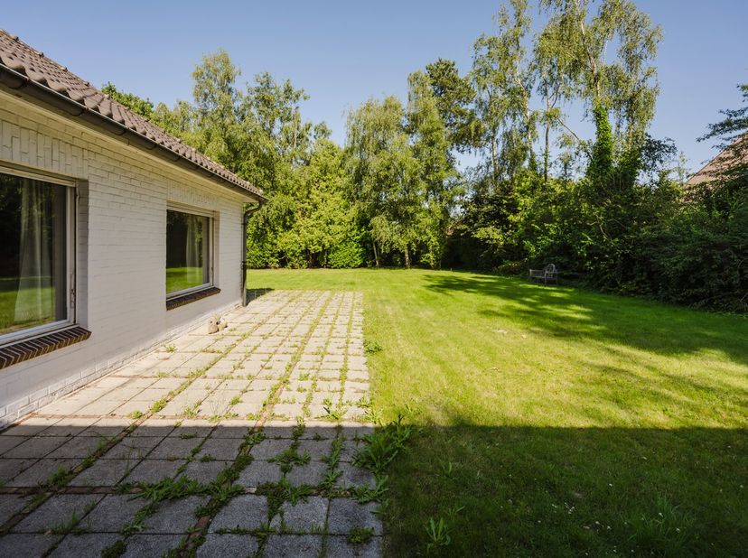 In één van de meest gegeerde residentiële wijken van Kortrijk,&amp;nbsp;De Marionetten, bevindt zich deze ruime gelijkvloerse villa op een prachtig, groen