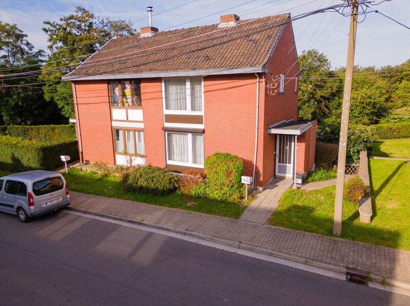 A VENDRE - OUGREE Maison 3 façades : hall d'entrée, cuisine, salle à manger, salon, 2 chambres, bureau, 2 wc séparés, salle d'eau, caves, jardin, 2 em