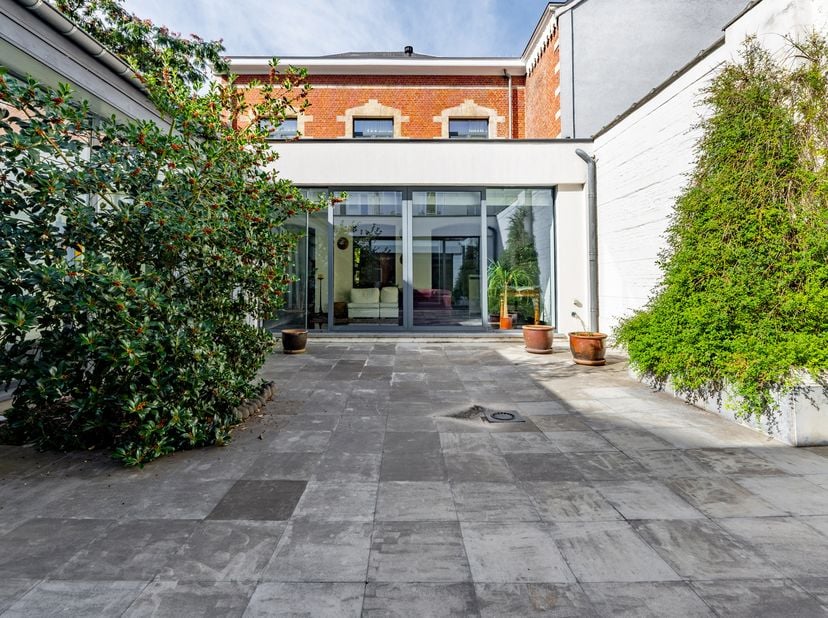 IXELLES – Tussen Place Stéphanie en Porte de Namur, uitzonderlijke ACHTERGEBOUW van 240 m² (3-4 slpk/2-3 badk) met een licht en creatief loftgevoel, b