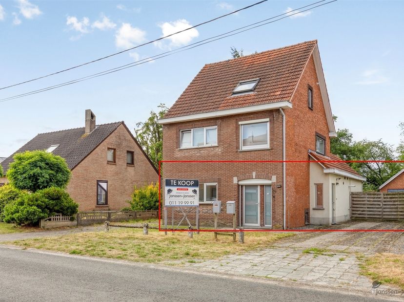 Rustig gelegen gelijkvloers appartement van +/- 71m² te Leopoldsburg met gastentoilet, inkomhal (rechts), open leefruimte en keuken, kelder, badkamer