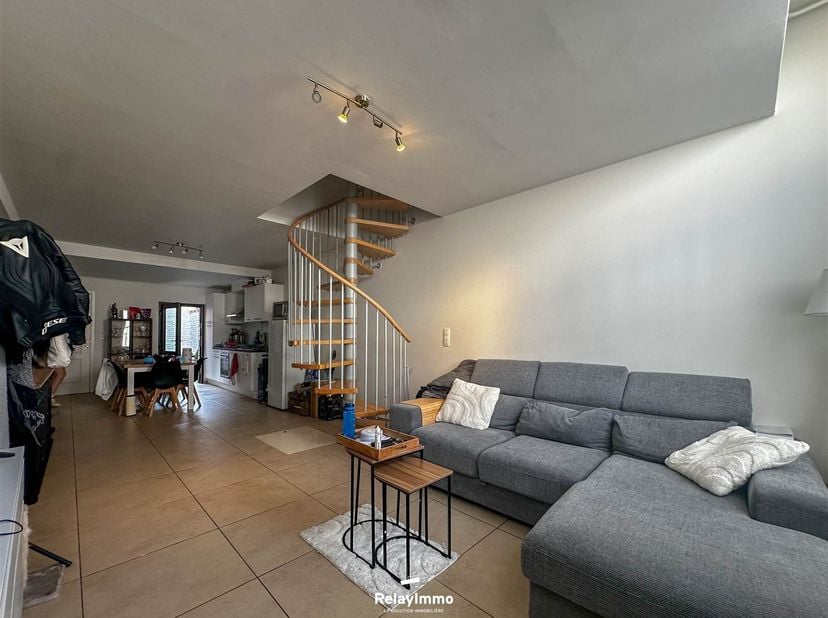 Aantrekkelijk huis met drie slaapkamers en kleine binnenplaats.<br />
Ruime woonkamer met zit- en eethoek, inbouwkeuken uitkomend op de woonkamer met