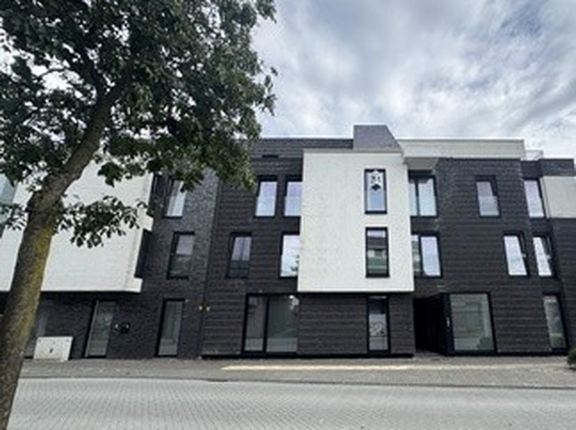 Overpelt centrum: appartement op de 2e verdieping met grote lift, terras, ondergrondse parkeergarage en private berging in de kelder.<br />
Indeling: