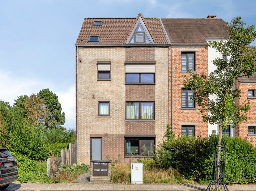 Dit instapklaar appartement met twee slaapkamers is gunstig gelegen aan de Technische-Schoolstraat in Geel. Dankzij de centrale ligging bevinden alle