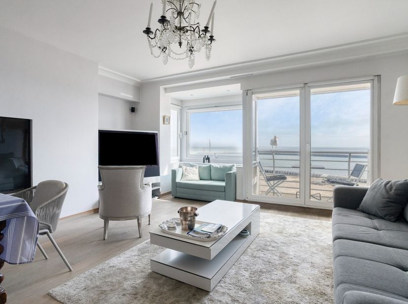 Dit subliem, op de zevende verdieping, gelegen appartement heeft een ongelooflijk uitzicht.<br />
Niet enkel op zee, maar ook op de "Royal Yachtclub",