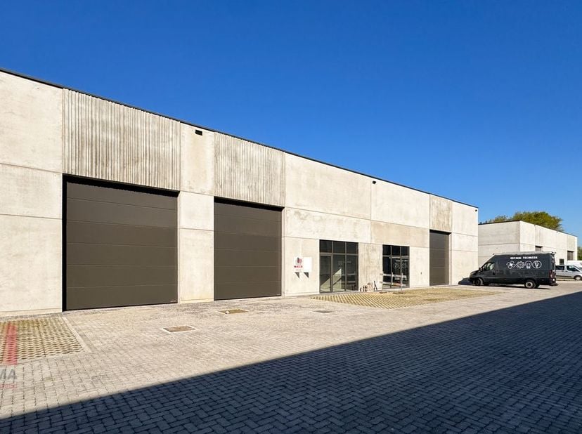 Nieuwbouw KMO-unit met een oppervlakte van 246 m² te huur met een fantastische ligging langs de commerciële Brusselbaan te Hekelgem (Affligem).<br />