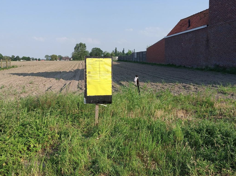 Het perceel is rustig gelegen in een volledige vernieuwde Hogestraat 48 A  met voet- en fietspaden  en verzorgde  parkeerplaatsen, aan de rand van het