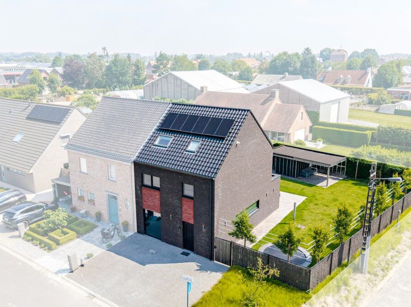 Kijkmoment op zaterdag 4/7 tussen 10.30u en 12u  schrijf je nu in!Te koop: ruime halfopen woning in de Tempeliersstraat te Oostrozebeke, gelegen in ee