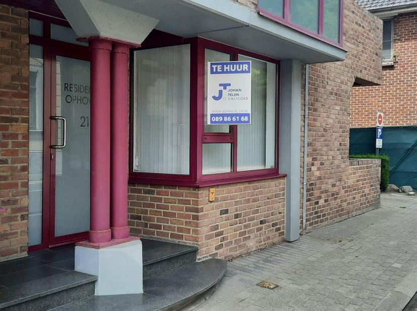 Dit gelijkvloerse appartement in Neeroeteren is gelegen in de dorpskern. Met 2 slaapkamers en 1 badkamer is dit appartement ideaal voor een klein gezi