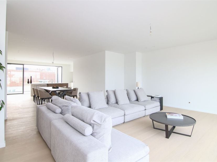 Schitterende penthouse waar wooncomfort centraal staat! Dankzij de bewoonbare oppervlakte van maar liefst 188 m² en de ligging naast de Grote Markt va