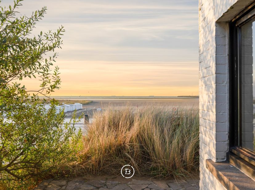 Aan de Londenstraat in Zeebrugge bevindt zich deze uitzonderlijk ruime villa, waar zeezicht en duinenzicht vanuit de woning voor een permanente connec