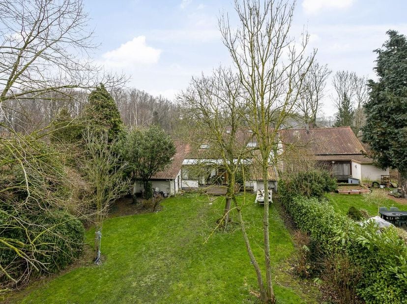 Ruime rustig gelegen woning met 5 slaapkamers en grote prachtige tuin in Huldenberg<br />
Op een rustige en aangename locatie aan de Molenweg 14 in Hu