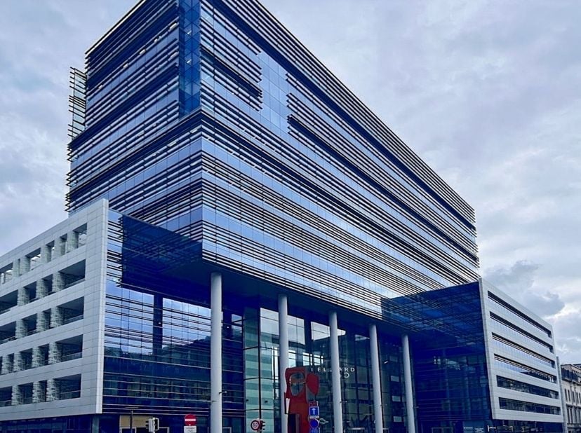 Prachtig ontworpen kantoorruimte voor 5 werknemers in Spaces European District<br />
<br />
Dit aanbod omvat een eigen kantoorruimte met service voor