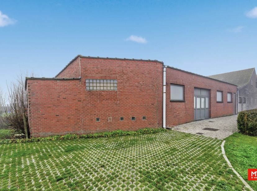 In het hart van de landelijke parochie Zandvoorde vinden we dit ruime gebouw. Het bestaat momenteel uit een handelsruimte, een privé-gedeelte en een m