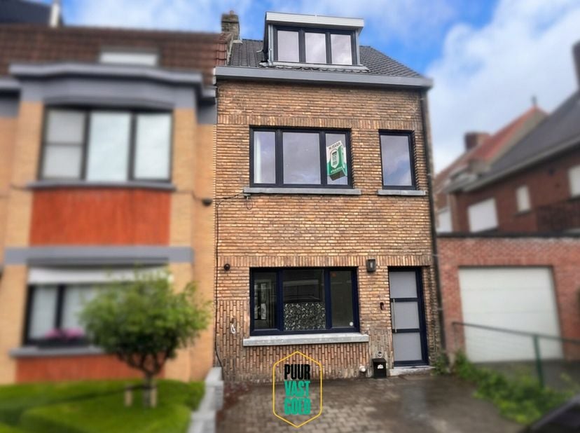 Op prachtlocatie, karaktervol woonhuis die door jammerlijke onkunde van aannemer een aantal duidelijk opgelijste aanpassingen (met raming van de werke