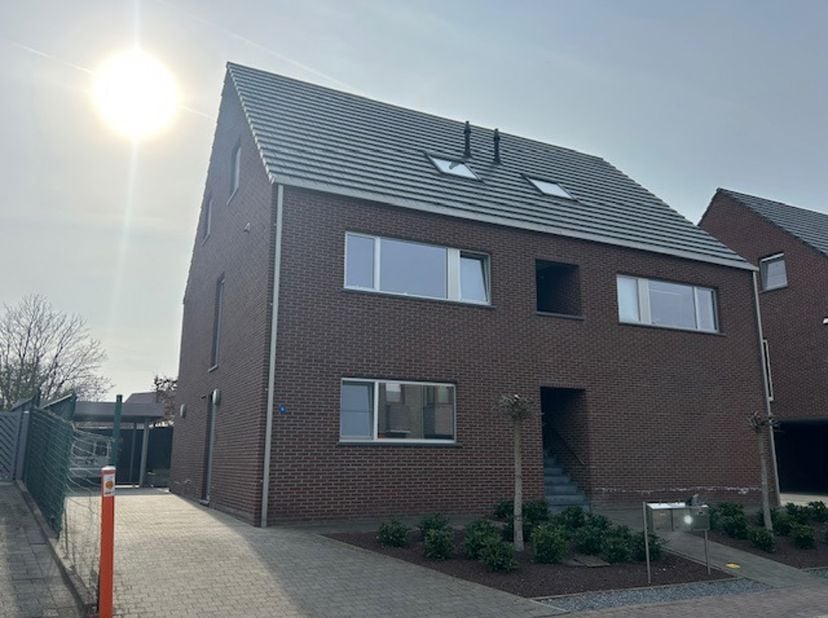 Interessante opbrengsteigendom met toekomstpotentieel in Lanaken.<br />
Op zoek naar een zorgeloze investering met stabiele inkomsten en groeimogelijk