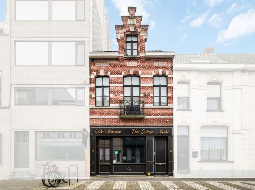 Roeselare-stadskern. Polyvalente BURGERWONING / HANDELSHUIS in 2 delen : &amp;nbsp;exclusief commercieel pand gelijkvloers met tuin en uniek triplex appar