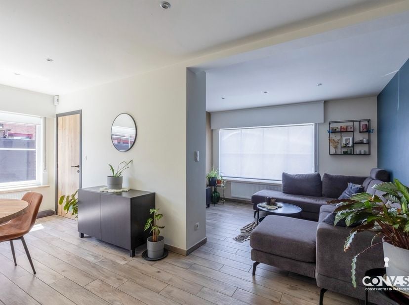 Deze volledig gerenoveerde woning met drie slaapkamers is gelegen op een centrale locatie te Belzele. Er zijn verschillende winkels, scholen en het op