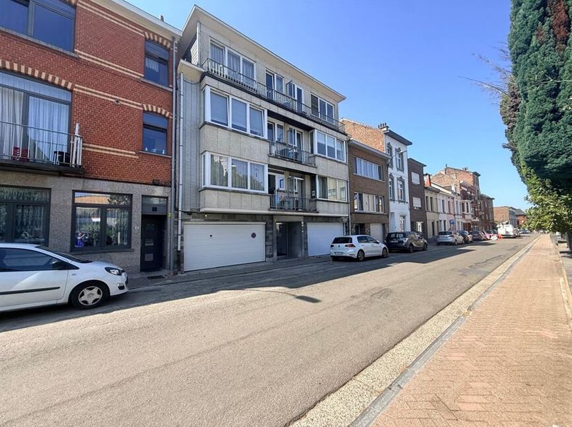 TOPPER!! ENERGIEZUINIG! VLAKBIJ CENTRUM! <br />
Energiezuinig (EPC: C), appartement  (77 M2) met balkon inclusief garage.<br />
De 2 e verdieping heef