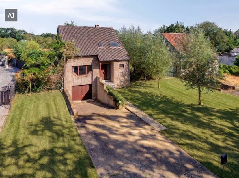 Bent u op zoek naar een woning waar u elke dag kunt genieten van rust, ruimte en een uitzonderlijke groene omgeving? Dan zal deze open bebouwing aan d