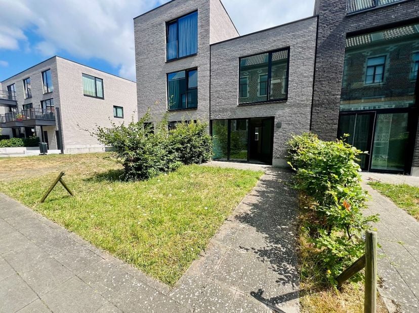 Deze prachtige moderne rijwoning is gelegen in een rustige straat in centrum Tienen. Alle benodigdheden (treinstation, winkel, bank, school, ...) op w