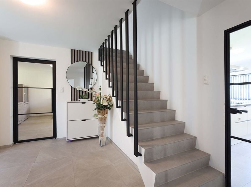 Stijlvol gerenoveerde én energiezuinige woning met 4 slaapkamers gelegen in een residentiële omgeving <br />
<br />
Omgeving:<br />
+ Rustig gelege