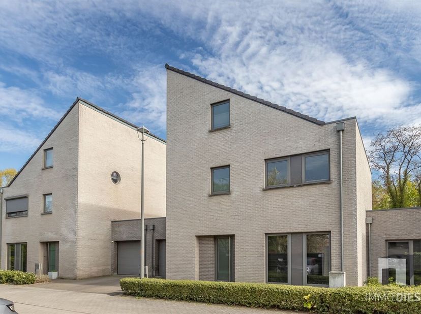 Deze recente gezinswoning (°2016) is ruimer dan je zou denken!<br />
4 slaapkamers, 2 badkamers, en een praktische garage zijn slechts enkele kenmerke