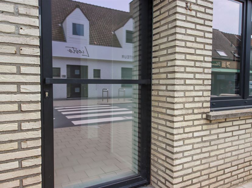 Deze exclusieve kantoor- of praktijkruimte bevindt zich op een centrale locatie, vlakbij het centrum van Wevelgem, en biedt een uitstekende gelegenhei