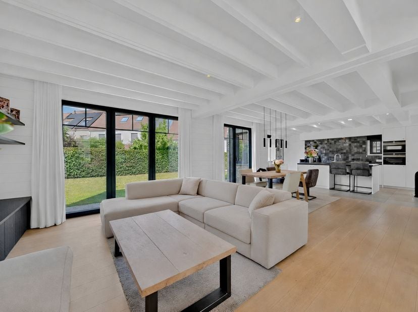 Gelegen in een recente verkaveling in het bruisende Knokke-Heist bevindt zich deze exclusieve villa uit 2019. Deze moderne BEN-woning (Bijna-Energiene