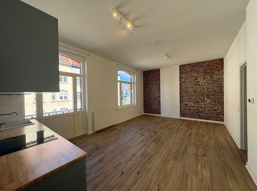 Locatie<br />
Studio ideaal gelegen in een rustige buurt, tussen het Ambiorixplein en het Josaphat Park. Het Daillyplein en de bushalte Schaarbeek-Dai
