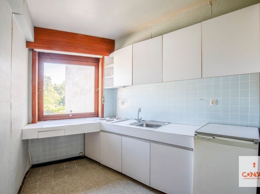Deze bel-etagewoning is uitstekend gelegen tussen het station Gent-Sint-Pieters en het UZ Gent. Lokale handelaars, scholen en op- en afritten bevinden