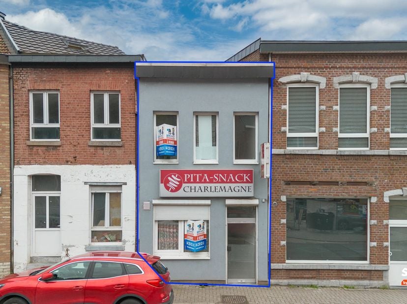 L'agence SKYIMMO vous propose cette magnifique maison idéalement située, proche de toutes les commodités, dans un quartier calme et recherché. Elle es