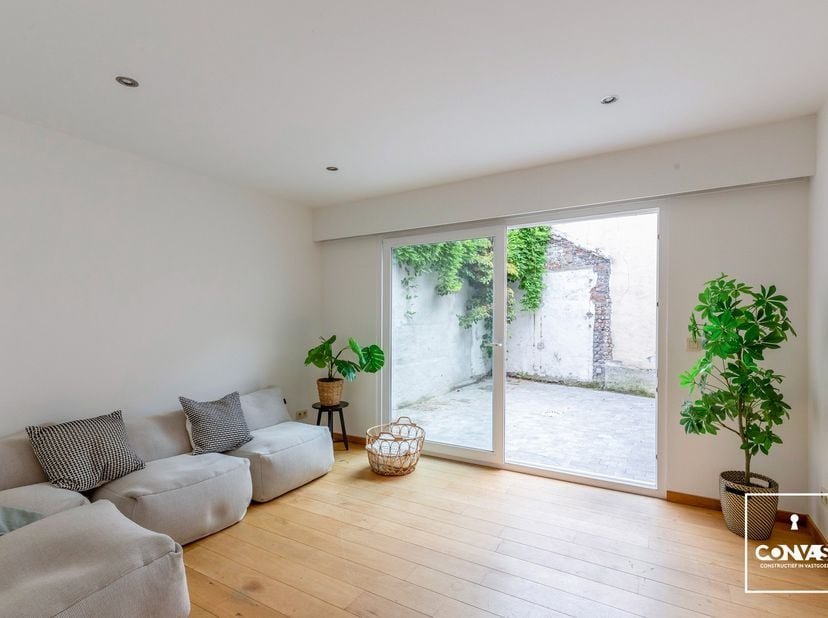 Bij het binnenkomen verwelkomt de inkomhal je in de woning. Verder vinden we op het gelijkvloers een keuken, een gezellige eetkamer en een lichtrijke