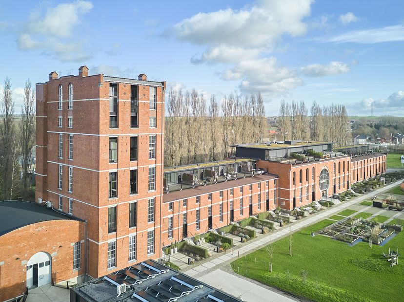 Riante penthouse-loft met het mooiste uitzicht van Tongeren. Voel je zo vrij als een vogel in de lucht in deze bovenste loft van maar liefst 263m² met