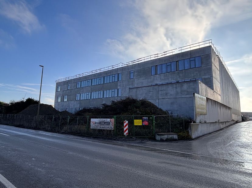 Deze ruime logistieke site in Harelbeke (kant Kortrijk) omvat 4069 m² magazijnruimte met mogelijkheid tot 1200 m² kantoorruimte. Dankzij de strategisc