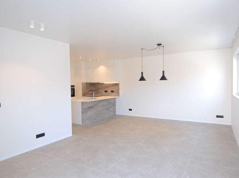Dit recent gebouwde appartement, opgetrokken in 2021, bevindt zich op een uitstekende locatie in het Nieuw Kwartier.<br />
<br />
Het appartement zelf