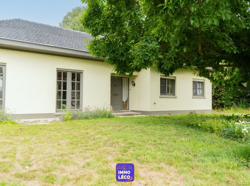 Nichée au cœur d’un clos résidentiel, en impasse, cette villa "Semi Plain-pied" est érigée sur une parcelle exceptionnelle de 2840 m².<br />
<br />
À