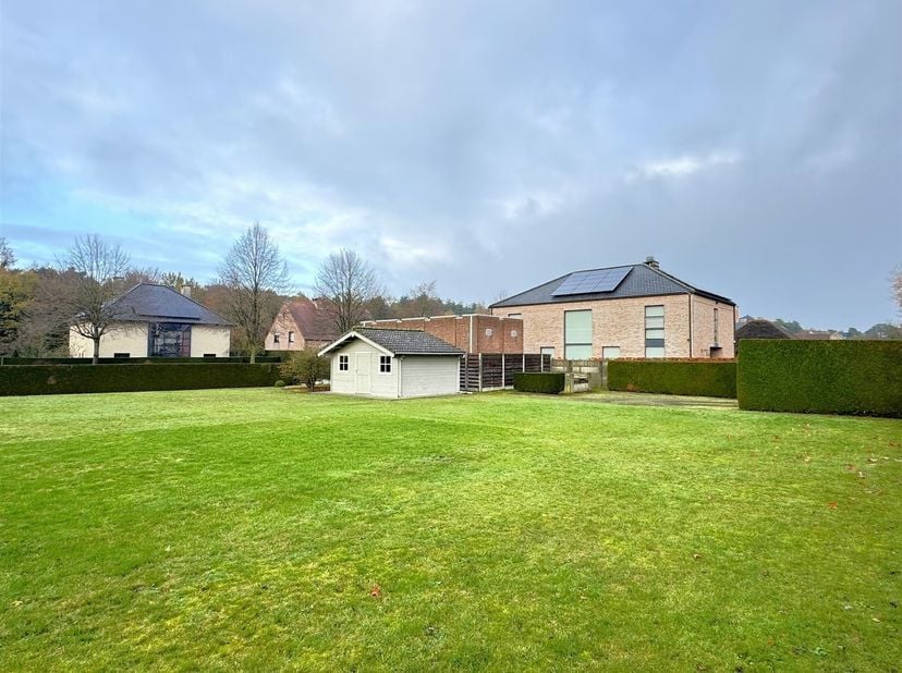 Prachtig perceel bouwgrond op Noord-Dauwenland. Zeer rustig en groen gelegen in een doodlopende straat. Een oppervlakte van 819 m² en perceelsbreedte