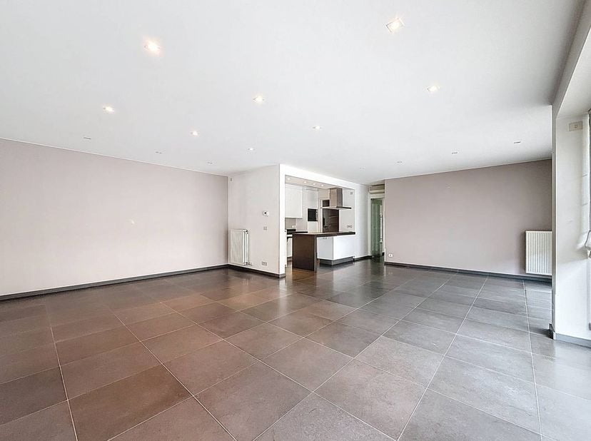 Dit prachtig appartement is gelegen nabij het centrum van Deerlijk doch in een rustige straat.  Het appartement bestaat uit een enorm ruime leefruimte