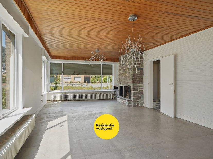 Kijkdag op zaterdag 20/06 - op afspraak!<br />
Deze rustig gelegen open bebouwing (bungalow) ligt in de nabijheid van het centrum van Sijsele, met sch
