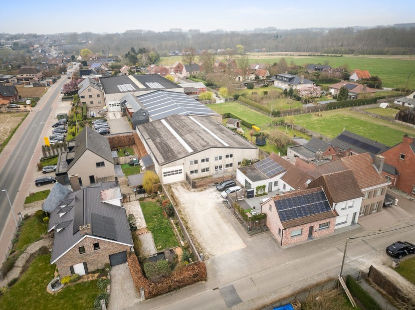 Goed gelegen bedrijfsgebouw bestaande uit magazijn van 415m² met opslagmezzanine van 136m², ingerichte bureelruimte met keuken, vergaderzaal, burelen,