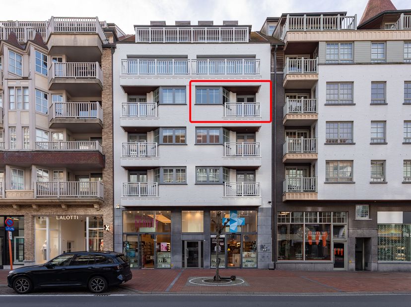 INSTAPKLAAR APPARTEMENT KNOKKE - <br />
<br />
Instapklaar tweeslaapkamerappartement (binnenruimte appartement: 86 m²) met daarnaast ruime berging en