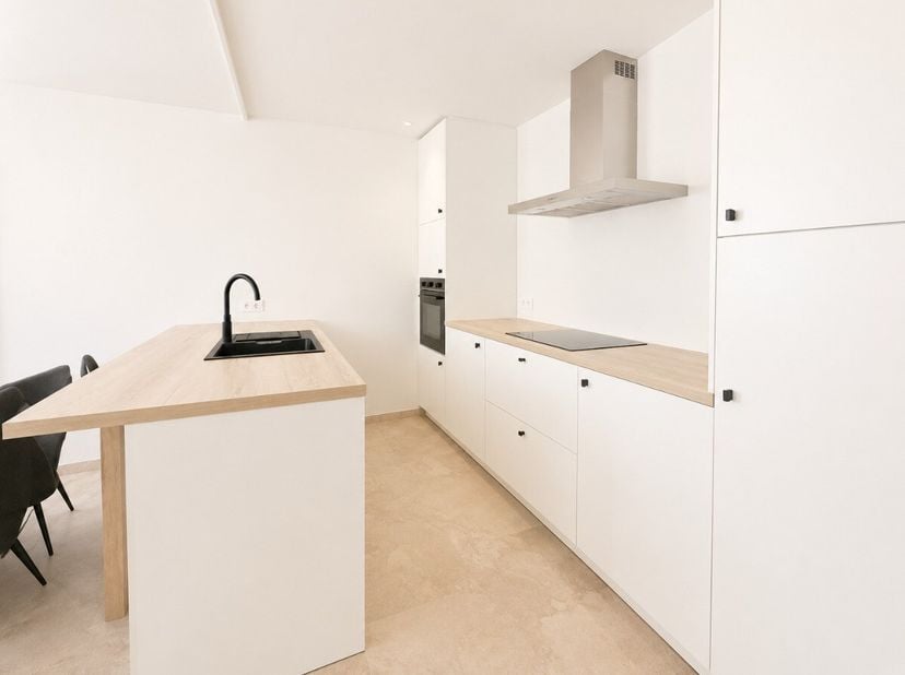 Appartement situé au Guido Gezelleplein à Staden. Cet appartement représente une belle opportunité pour ceux qui recherchent un logement confortable a