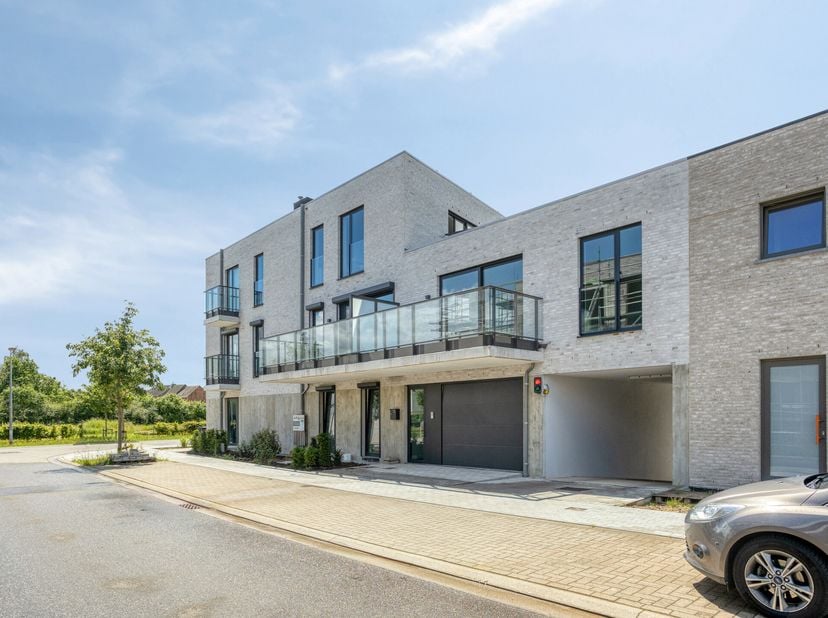 !! OPENDEURDAG OP ZATERDAG 27 JUNI 2026 VAN 10.00 UUR - 12.30 UUR !!<br />
Dit ruime en moderne nieuwbouwappartement maakt deel uit van het stijlvolle